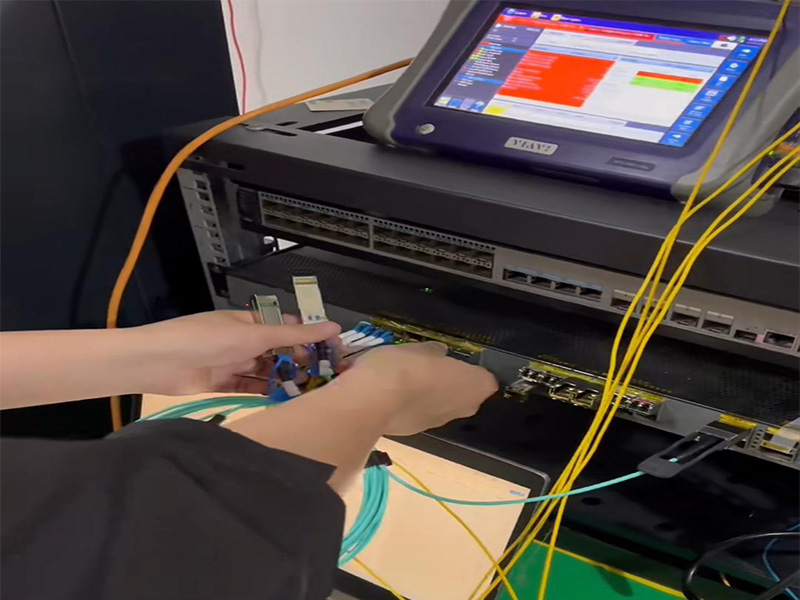 データセンター/5G基地局に最適 | AOCアクティブ光ケーブル、95%の再購入率